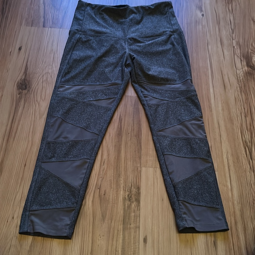 Vogo Athletics gray Capri Leggings - Picture 2 of 4